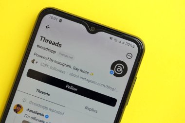 KYIV, UKRAINE - 7 Temmuz 2023: Samsung akıllı telefonunun masadaki gösteriminde Meta uygulamasının iplikleri