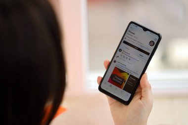 KYIV, UKRAINE - 7 Temmuz 2023: Genç bayan elde Samsung akıllı telefonu ekranda Meta uygulamasının iplikleri