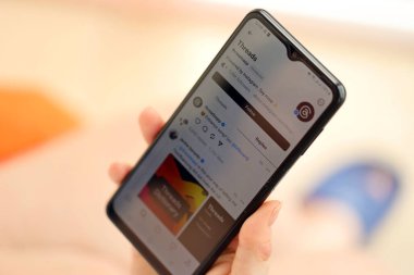 KYIV, UKRAINE - 7 Temmuz 2023: Genç bayan elde Samsung akıllı telefonu ekranda Meta uygulamasının iplikleri