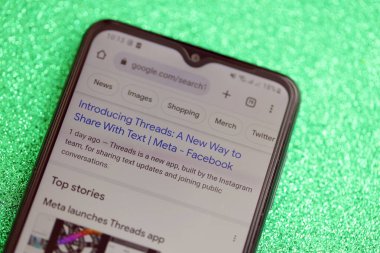 KYIV, UKRAINE - 7 Temmuz 2023: Samsung akıllı telefonunun masadaki gösteriminde Meta uygulamasının iplikleri