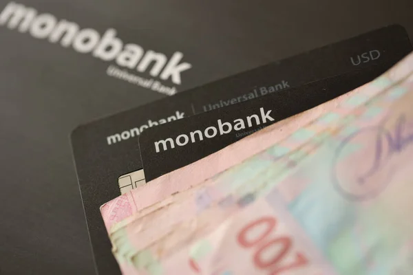 Kyiv Ukraine Ιουλίου 2023 Monobank Μαύρες Τραπεζικές Πλαστικές Κάρτες Χρήματα — Φωτογραφία Αρχείου