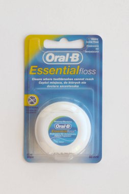 KYIV, UKRAINE - 7 Temmuz 2023: Oral-B Essentail Floss. Masadaki yuvarlak kutuda diş ipi.