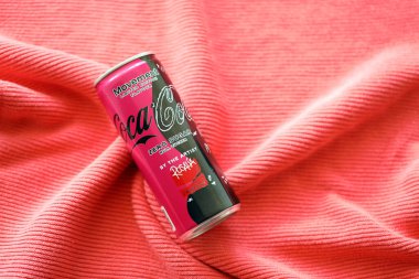 KYIV, UKRAINE - 7 Temmuz 2023: Kırmızı kumaş arka planda sınırlı sayıda Rosalia tasarımı ile Coca-Cola sıfır şeker kutusu