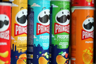 KYIV, UKRAINE - 7 Temmuz 2023: Pringles pasaport baskı cipsleri farklı tat ve aromalı