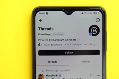 KYIV, UKRAINE - 7 Temmuz 2023: Samsung akıllı telefonunun masadaki gösteriminde Meta uygulamasının iplikleri