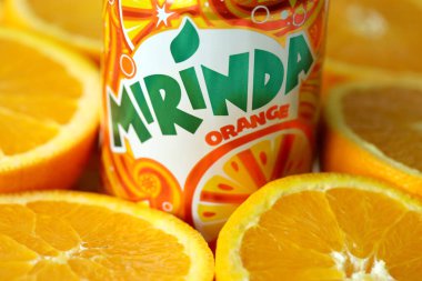 KYIV, UKRAINE - 7 Temmuz 2023: Renkli arka planda birçok taze portakal içeren Mirinda portakal suyu