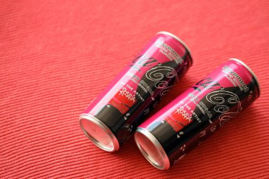 KYIV, UKRAINE - 7 Temmuz 2023: Kırmızı kumaş arka planda sınırlı sayıda Rosalia tasarımı ile Coca-Cola sıfır şeker kutusu