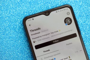 KYIV, UKRAINE - 7 Temmuz 2023: Samsung akıllı telefonunun masadaki gösteriminde Meta uygulamasının iplikleri