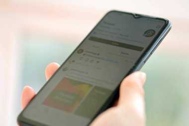 KYIV, UKRAINE - 7 Temmuz 2023: Genç bayan elde Samsung akıllı telefonu ekranda Meta uygulamasının iplikleri