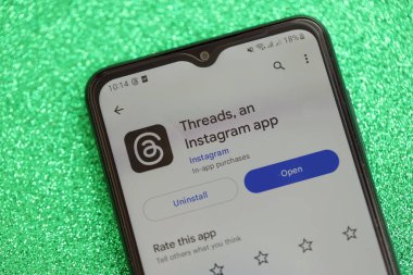 KYIV, UKRAINE - 7 Temmuz 2023: Samsung akıllı telefonunun masadaki gösteriminde Meta uygulamasının iplikleri