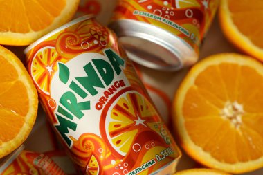 KYIV, UKRAINE - 7 Temmuz 2023: Renkli arka planda birçok taze portakal içeren Mirinda portakal suyu