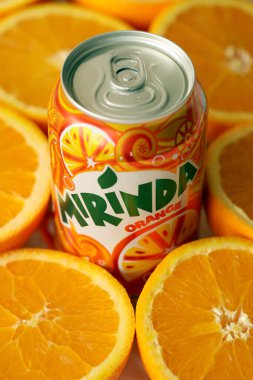 KYIV, UKRAINE - 7 Temmuz 2023: Renkli arka planda birçok taze portakal içeren Mirinda portakal suyu