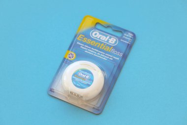 KYIV, UKRAINE - 7 Temmuz 2023: Oral-B Essentail Floss. Masadaki yuvarlak kutuda diş ipi.