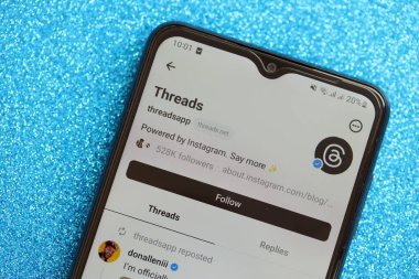 KYIV, UKRAINE - 7 Temmuz 2023: Samsung akıllı telefonunun masadaki gösteriminde Meta uygulamasının iplikleri