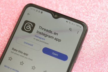 KYIV, UKRAINE - 7 Temmuz 2023: Samsung akıllı telefonunun masadaki gösteriminde Meta uygulamasının iplikleri