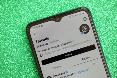 KYIV, UKRAINE - 7 Temmuz 2023: Samsung akıllı telefonunun masadaki gösteriminde Meta uygulamasının iplikleri