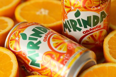 KYIV, UKRAINE - 7 Temmuz 2023: Renkli arka planda birçok taze portakal içeren Mirinda portakal suyu
