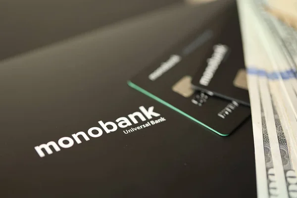 Kyiv Ukraine Ιουλίου 2023 Monobank Μαύρες Τραπεζικές Πλαστικές Κάρτες Χρήματα — Φωτογραφία Αρχείου