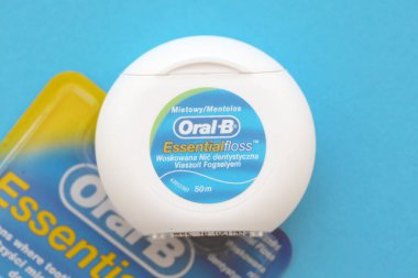 KYIV, UKRAINE - 7 Temmuz 2023: Oral-B Essentail Floss. Masadaki yuvarlak kutuda diş ipi.