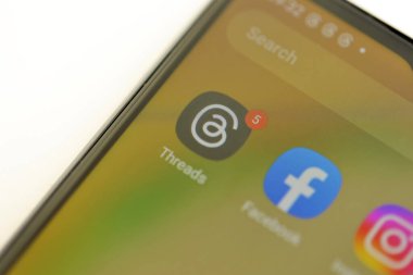 KYIV, UKRAINE - 7 Temmuz 2023: Samsung akıllı telefonunun masadaki gösteriminde Meta uygulamasının iplikleri