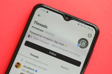 KYIV, UKRAINE - 7 Temmuz 2023: Samsung akıllı telefonunun masadaki gösteriminde Meta uygulamasının iplikleri