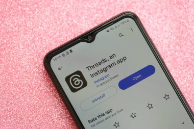 KYIV, UKRAINE - 7 Temmuz 2023: Samsung akıllı telefonunun masadaki gösteriminde Meta uygulamasının iplikleri