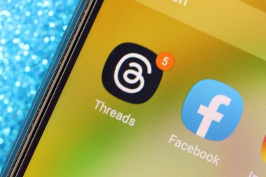 KYIV, UKRAINE - 7 Temmuz 2023: Samsung akıllı telefonunun masadaki gösteriminde Meta uygulamasının iplikleri