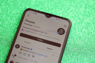 KYIV, UKRAINE - 7 Temmuz 2023: Samsung akıllı telefonunun masadaki gösteriminde Meta uygulamasının iplikleri