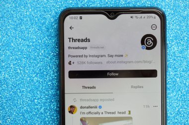 KYIV, UKRAINE - 7 Temmuz 2023: Samsung akıllı telefonunun masadaki gösteriminde Meta uygulamasının iplikleri