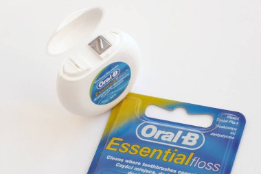 KYIV, UKRAINE - 7 Temmuz 2023: Oral-B Essentail Floss. Masadaki yuvarlak kutuda diş ipi.