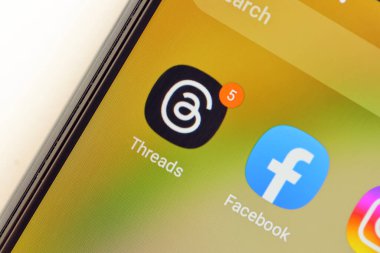 KYIV, UKRAINE - 7 Temmuz 2023: Samsung akıllı telefonunun masadaki gösteriminde Meta uygulamasının iplikleri