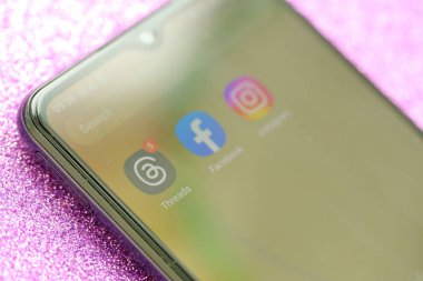 KYIV, UKRAINE - 7 Temmuz 2023: Samsung akıllı telefonunun masadaki gösteriminde Meta uygulamasının iplikleri