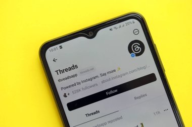 KYIV, UKRAINE - 7 Temmuz 2023: Samsung akıllı telefonunun masadaki gösteriminde Meta uygulamasının iplikleri