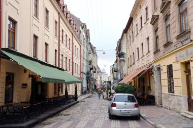 LVIV, UKRAINE - 11 Eylül 2022 Lviv, Ukrayna 'daki tarihi eski şehir manzarası. Lviv 'in dar Avrupa tarzı sokaklarındaki birçok eski bina ve cephe süsleri