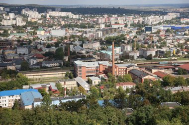 LVIV, UKRAINE - 11 Eylül 2022 Lviv, Ukrayna 'daki tarihi şehrin Panorama manzarası. Sonbahar gününün başında metal çatıları ve katedral kubbeleri olan birçok eski bina.