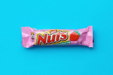 KYIV, UKRAINE - 4 Mayıs 2022 Nuts orijinal çikolata barı Nestle şirketi tarafından üretildi. Fındıklı ve renkli ambalajlı küçük çikolata.