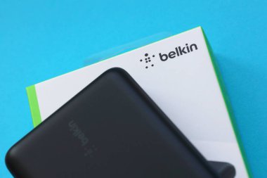 KYIV, UKRAINE - 4 Mayıs 2022 Belkin International logosuna sahip taşınabilir güç bankası pili, Amerikan tüketici elektroniği üreticisi, bağlantı cihazları konusunda uzmanlaşmış