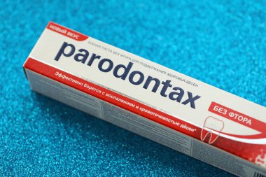 KYIV, UKRAINE - 4 Mayıs 2022 Parodontax diş macunu paketi yakın plan