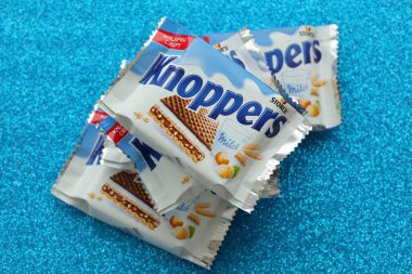 KYIV, UKRAINE - 4 Mayıs 2022 Knoppers Paketi Storck tarafından üretilen gevrek waffle sandviçi.