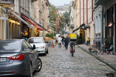 LVIV, UKRAINE - 11 Eylül 2022 Lviv, Ukrayna 'daki tarihi eski şehir manzarası. Lviv 'in dar Avrupa tarzı sokaklarındaki birçok eski bina ve cephe süsleri