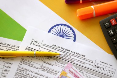 KYIV, UKRAINE - 4 Mayıs 2022 Hindistan gelir vergisi beyannamesi, Hint bayrağına kalem ve Hint rupileri iliştirilmiş boş form. Yıllık vergi raporu kavramı