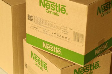 KYIV, UKRAINE - 4 Mayıs 2022 Nestle şirketinin logosu olan büyük karton kutular. Yuva mallarının taşınma deposu