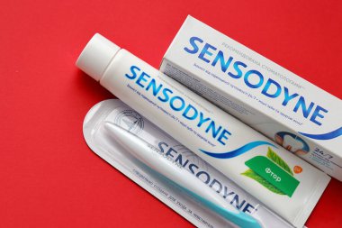 KYIV, UKRAINE - 4 Mayıs 2022 Sensodyne fluorine veya fluor, diş hassasiyetine karşı koruma sağlayan günlük florür diş macunudur.