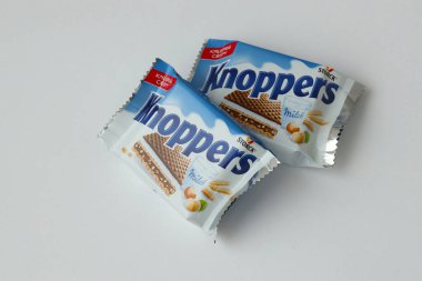 KYIV, UKRAINE - 4 Mayıs 2022 Knoppers Paketi Storck tarafından üretilen gevrek waffle sandviçi.