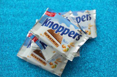 KYIV, UKRAINE - 4 Mayıs 2022 Knoppers Paketi Storck tarafından üretilen gevrek waffle sandviçi.