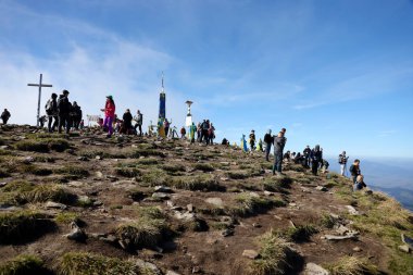 CARPathan Dağları, UKRAine - 8 Ekim 2022 Hoverla Dağı. Sonbaharda Ukrayna 'da Karpatlar. Turistler dağın zirvesine tırmanırlar. Chornogora tepesinin manzaralı manzarası.