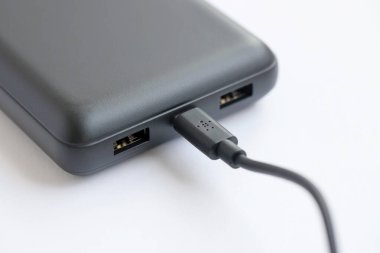 KYIV, UKRAINE - 4 Mayıs 2022 Belkin International logosuna sahip taşınabilir güç bankası pili, Amerikan tüketici elektroniği üreticisi, bağlantı cihazları konusunda uzmanlaşmış