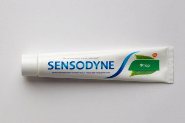 KYIV, UKRAINE - 4 Mayıs 2022 Sensodyne fluorine veya fluor, diş hassasiyetine karşı koruma sağlayan günlük florür diş macunudur.