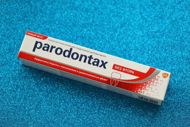 KYIV, UKRAINE - 4 Mayıs 2022 Parodontax diş macunu paketi yakın plan