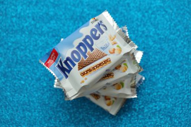 KYIV, UKRAINE - 4 Mayıs 2022 Knoppers Paketi Storck tarafından üretilen gevrek waffle sandviçi.